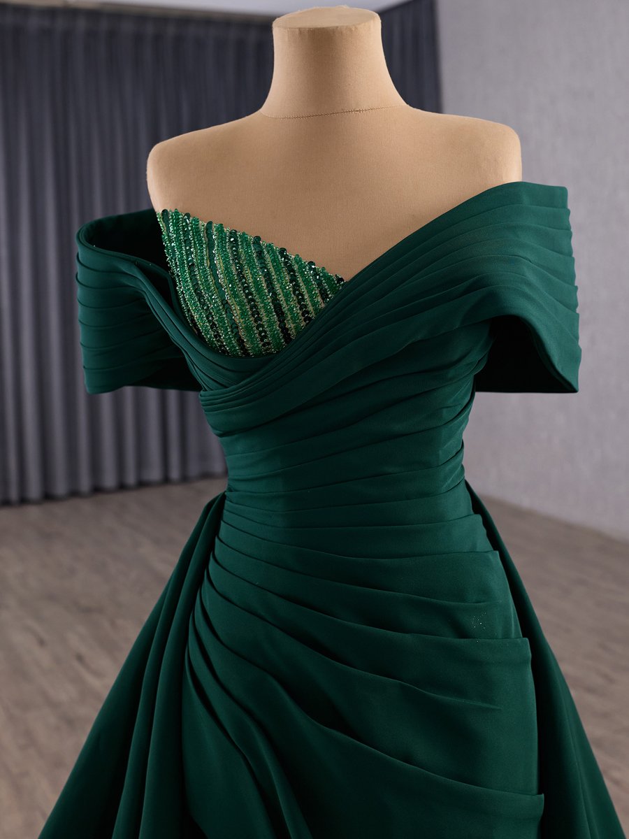 Elegant Emerald Evening Dress Off Shoulder Pleated Beaded Gown Long Train Engagement Photoshoot - Image 3