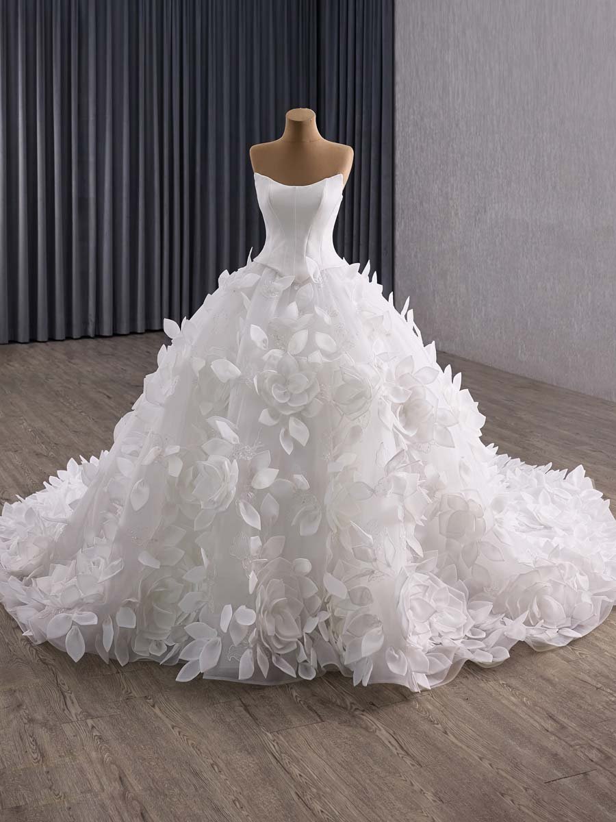 Luxurious Ivory Wedding Dress Ball Gown Sweetheart Full Skirt Bridal Gown Corset Back