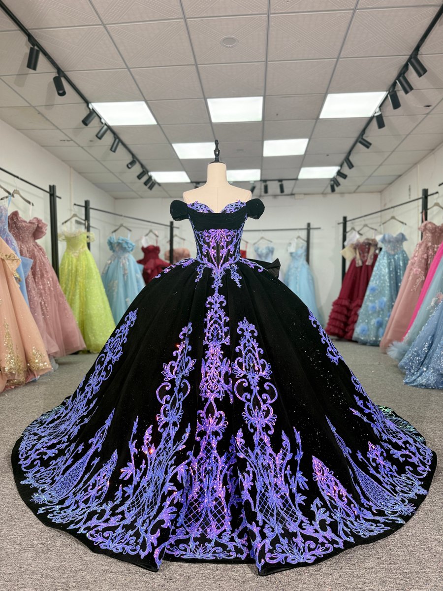 Exquisite Black Quinceanera Dress Ball Gown Sweetheart Off Shoulder Sparkly Long Train Quinceanera Dress Embroidery Sequin
