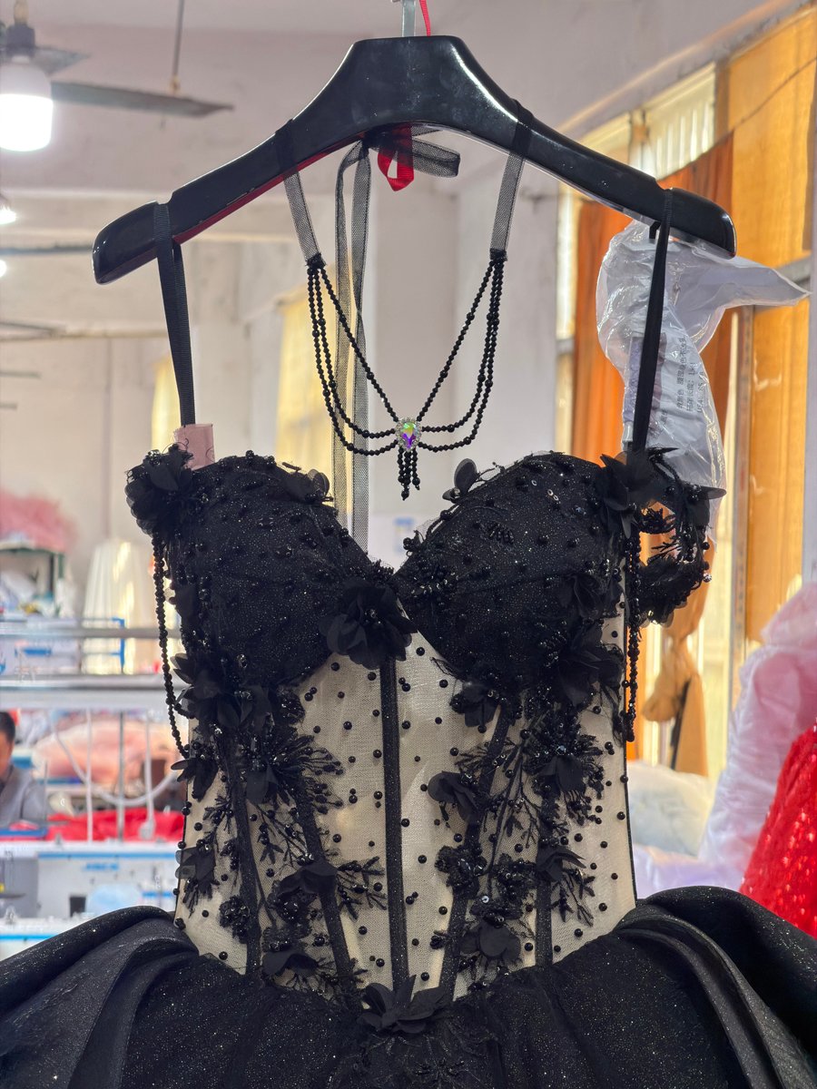 Dramatic Black Quinceanera Ball Gown Beaded Corset Strapless Tulle Sweet 16 Dress With Appliques - Image 3