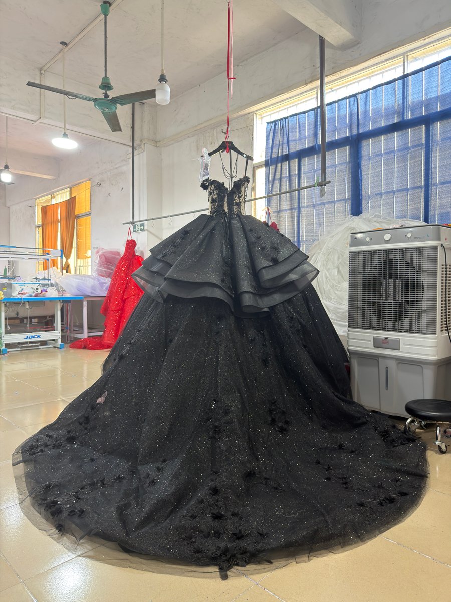 Dramatic Black Quinceanera Ball Gown Beaded Corset Strapless Tulle Sweet 16 Dress With Appliques - Image 2