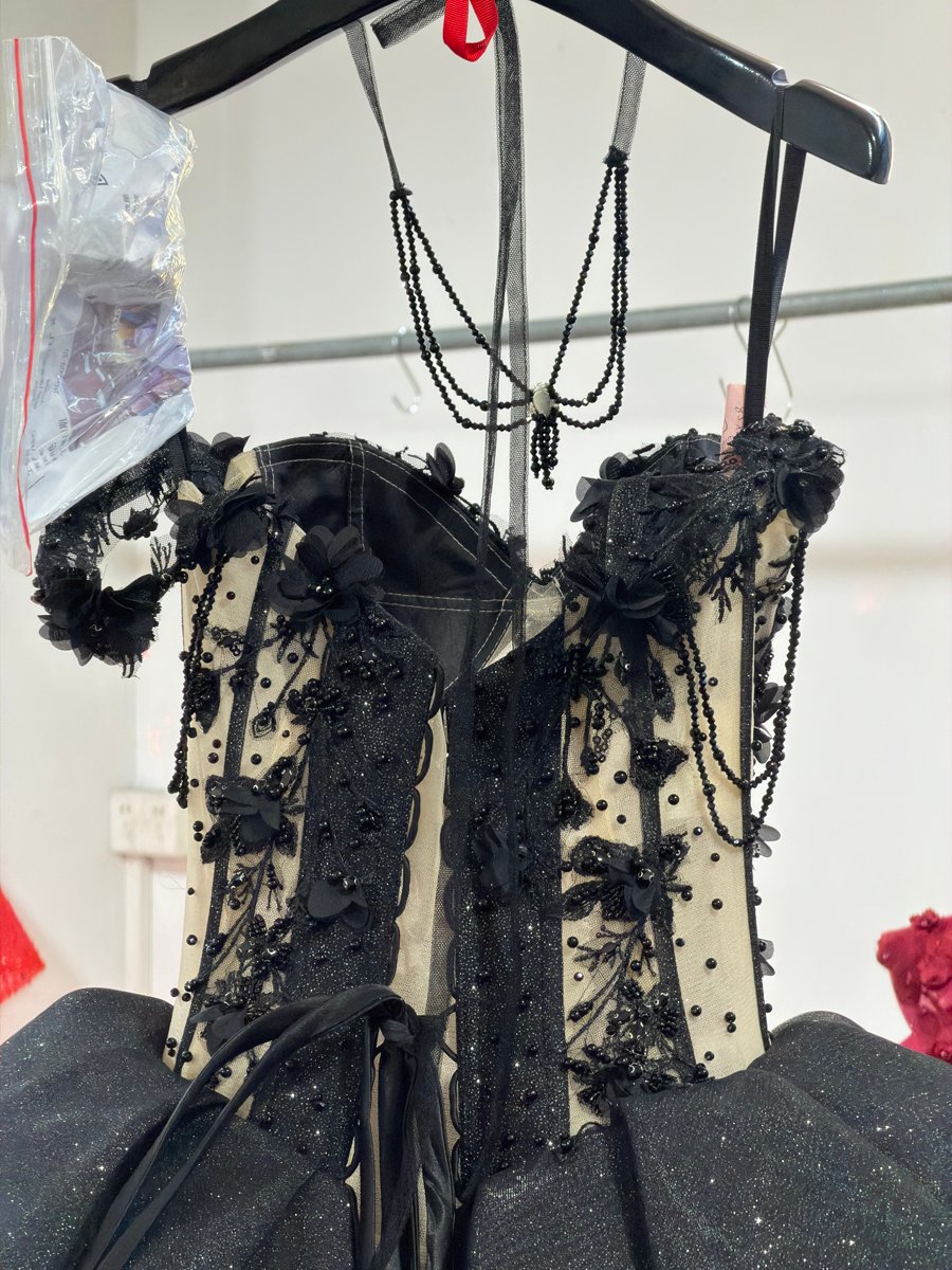 Dramatic Black Quinceanera Ball Gown Beaded Corset Strapless Tulle Sweet 16 Dress With Appliques - Image 4