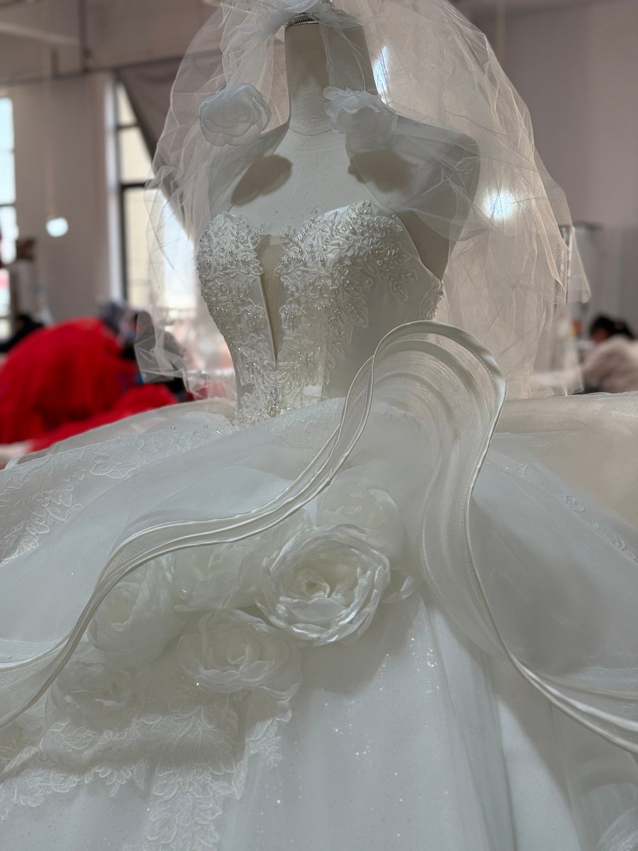 Glamorous Ivory Beaded Lace Applique Wedding Dress Sweetheart Ruffled Ball Gown Bridal Gowns - Image 2