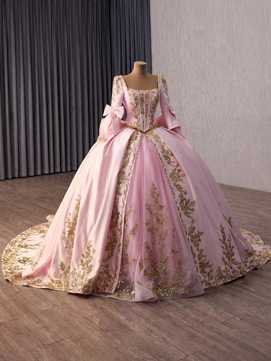 Luxury Blush Pink Quinceanera Dress Off Shoulder Gold Applique Lace Up Ball Gown Sweet 15 Dress
