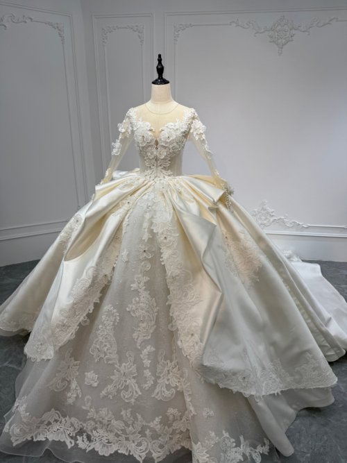 Elegant Ivory Wedding Dress Long Sleeve Lace Applique Satin Wedding Dress Ball Gown Luxury Cathedral Train Bridal Gown