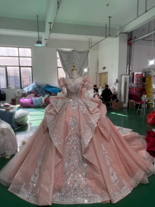 Luxury Pink Quinceanera Dress Ball Gown Beaded Sequins Sparkly Puffy Quinceanera Dress Long Train Sweet 16 Birthday Party Gown