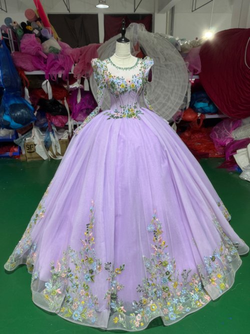 Luxury Lavender Quinceanera Dress Floral Embroidery Long Sleeve Sparkly Quinceanera Dress Ball Gown Beaded Tulle Prom Gown
