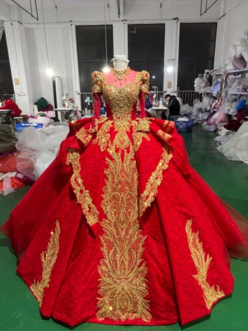 Luxury Red Quinceanera Dress Ball Gown Gold Lace Applique Beaded Sparkly Tulle Quinceanera Dress Sweet 16 Princess Prom Gown Off The Shoulder Pageant Dress