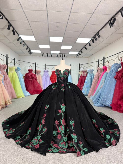 Gothic Black Quinceanera Dress Strapless Red Floral Embroidery Satin Ball Gown Vintage Sweet 16 Party Dress