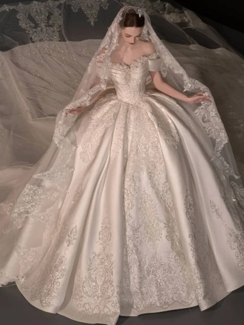 Graceful Ivory Wedding Dress Ball Gown Floral Lace Applique Long Veil Bridal Gown Vintage Style Wedding Dress